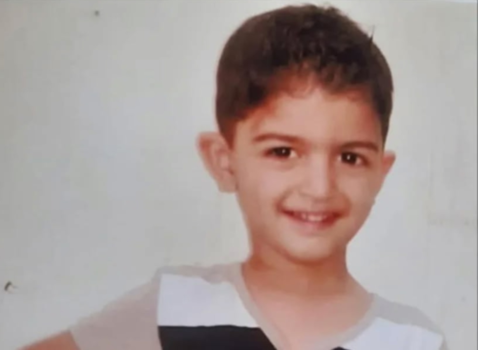 أيمن