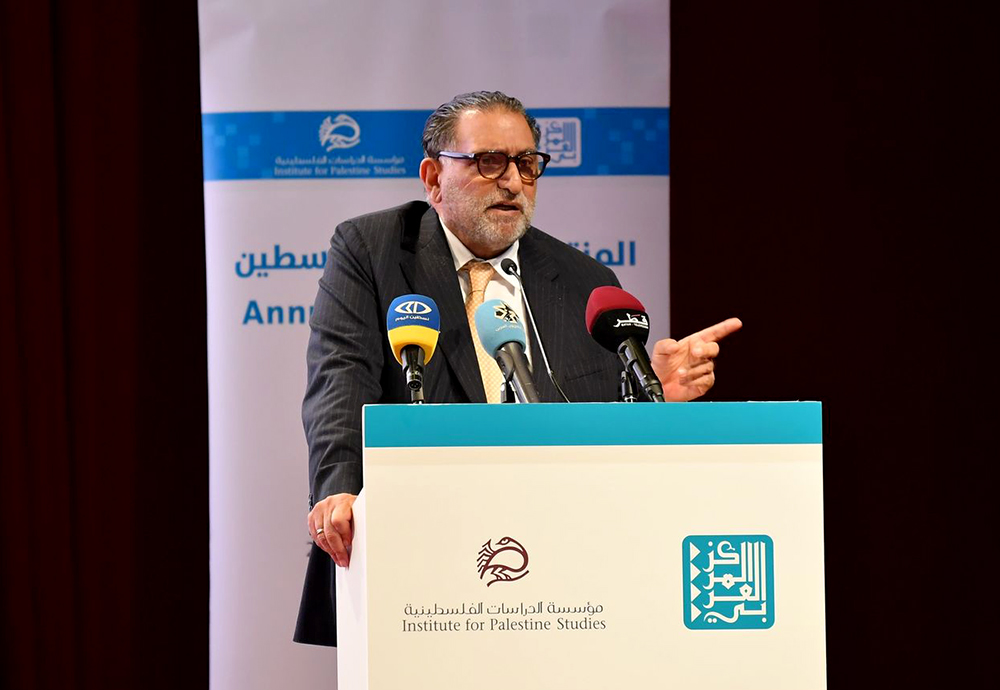 المفكر العربي عزمي بشارة محاضرًا في افتتاح المنتدى
